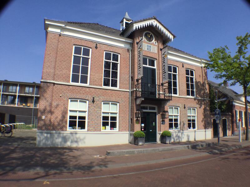 Vooraanzicht van het Vinc entre museum in Nuenen, een historisch pand met bakstenen gevel.